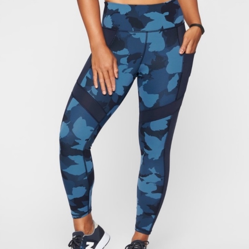 Athleta 7/8th compression stash pocket Train legging